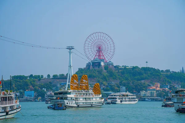 베트남 하롱의 아름다운 아침에 브리지와 휠입니다 Marina Boats Ferris Wheel — 스톡 사진