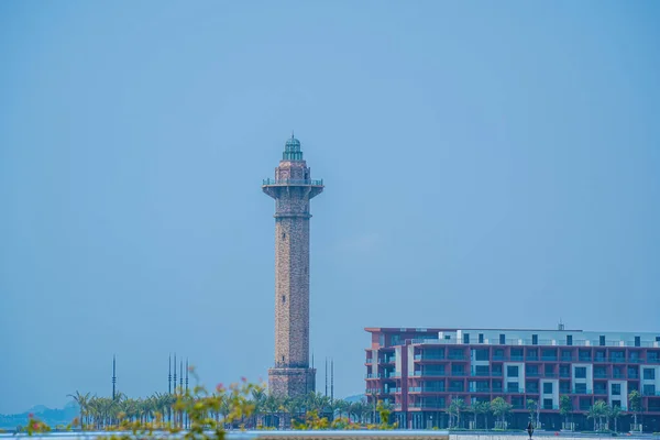 ブリック灯台非常に危険な日にハロンシティベトナムの白チャイビーチに位置しています 白チェビーチは ハロン湾 ベトナムの主要都市のビーチです — ストック写真