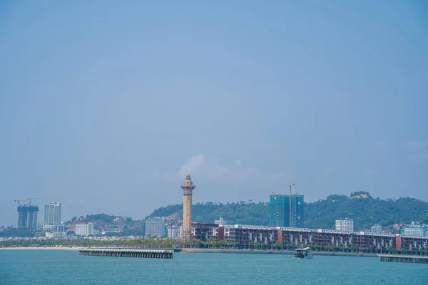 黄昏时分 位于越南下龙市白仔海滩的砖头灯塔 白柴海滩是越南下龙湾的主要城市海滩 — 图库照片