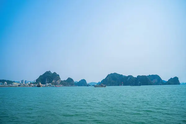 在越南下龙湾 东南亚的岩岛美丽的景色 教科文组织世界文化遗产 在下龙湾山群岛 美丽的风景的越南最受欢迎的亚洲标志性知名的旅游目的地 — 图库照片