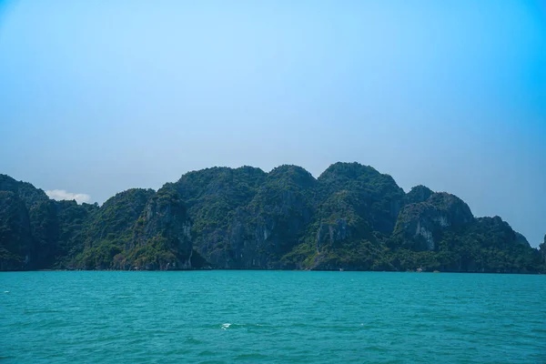 Vista Panorámica Isla Roca Bahía Halong Vietnam Sudeste Asiático Unesco — Foto de Stock