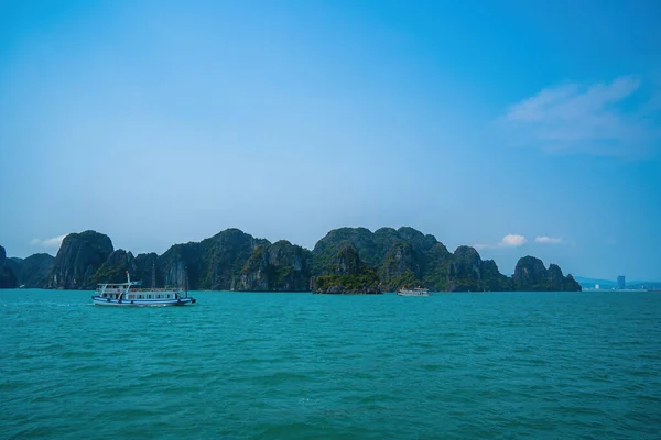 Vista Panoramica Dell Isola Rocciosa Halong Bay Vietnam Sud Est — Foto Stock