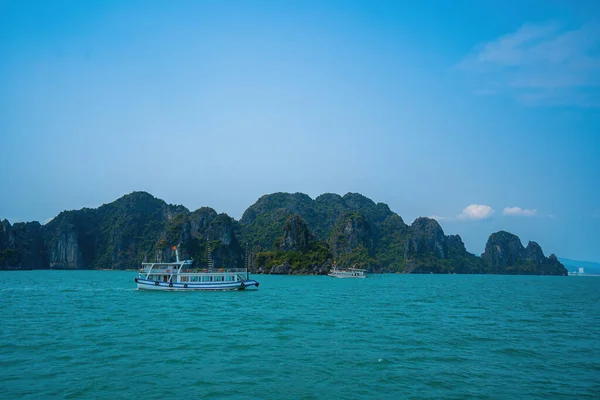 Vista Panorámica Isla Roca Bahía Halong Vietnam Sudeste Asiático Unesco — Foto de Stock