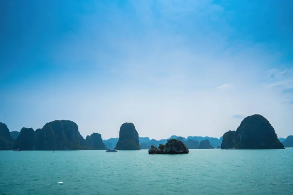 在越南下龙湾 东南亚的岩岛美丽的景色 教科文组织世界文化遗产 在下龙湾山群岛 美丽的风景的越南最受欢迎的亚洲标志性知名的旅游目的地 — 图库照片