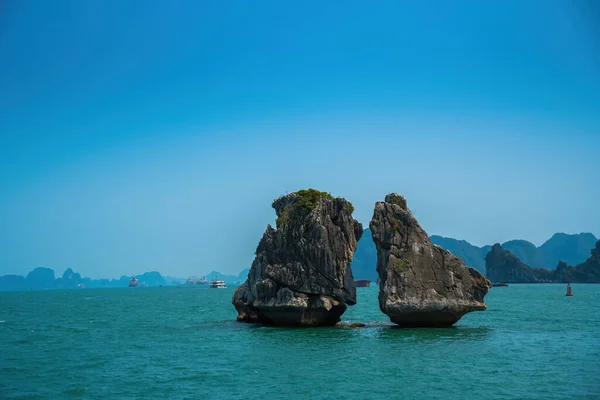 位于越南海龙湾 东南亚中麦岛 受欢迎的地标性著名旅游胜地下龙湾的嘉彩岛 Cock Hen — 图库照片