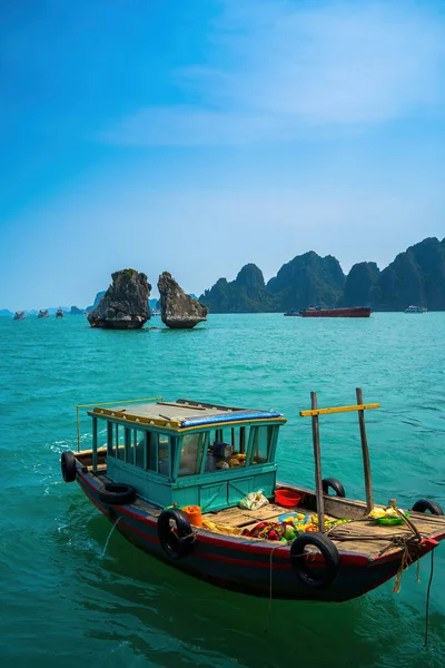 Hon Ga Choi Adası veya Horoz ve Tavuk Adası Halong Körfezi, Vietnam, Trong Mai Adası, Güneydoğu Asya 'da bulunan Savaşan Horozlar Adası..