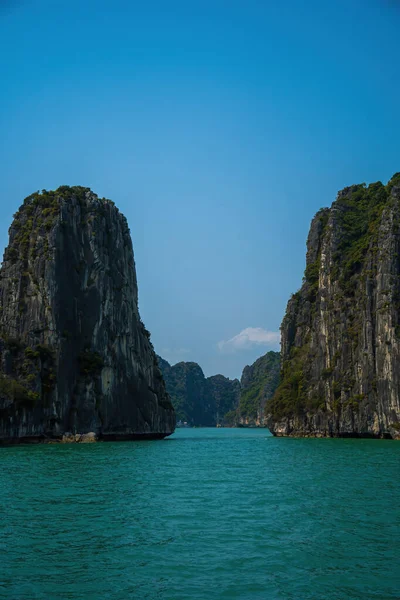 ハロン湾 ベトナム 東南アジアの岩の島の風光明媚なビュー ユネスコ世界遺産 ハロン湾で山諸島 ベトナムの美しい風景人気アジア ランドマーク有名な目的地 — ストック写真