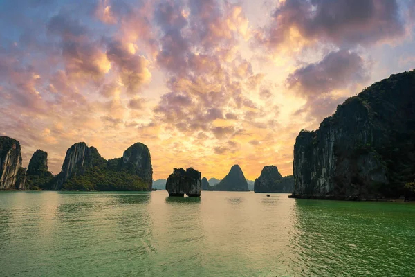 Vietnam, HaLong Bay 'deki kaya hırsızı Huong adasının manzarası. UNESCO Dünya Mirası Alanı. Ha Long Bay 'deki dağ adaları. Güzel bir manzara. Asya 'nın meşhur Vietnam bölgesi.