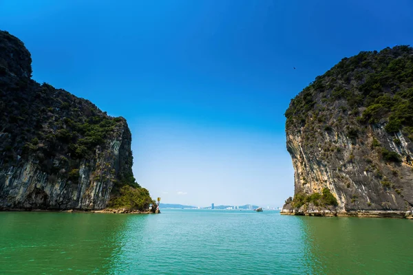 Scenic View Rock Island Halong Bay Vietnam Southeast Asia Unesco — Stock Photo, Image