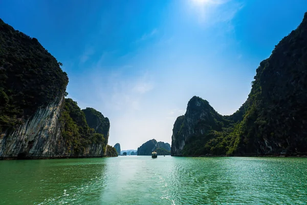 Rock Island Halong Bay, Vietnam, Güneydoğu Asya'da doğal görünümünü. UNESCO dünya mirası. Dağ Adaları'nda Ha uzun Bay. Güzel manzara popüler Asya Simgesel Yapı ünlü hedef Vietnam