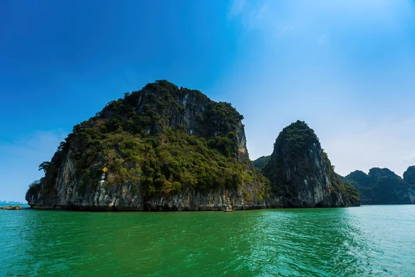 Rock Island Halong Bay, Vietnam, Güneydoğu Asya'da doğal görünümünü. UNESCO dünya mirası. Dağ Adaları'nda Ha uzun Bay. Güzel manzara popüler Asya Simgesel Yapı ünlü hedef Vietnam
