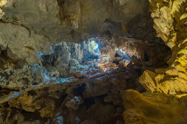 Vietnam, Halong Körfezi 'ndeki Thien Cung Mağarası' nda (Cennet Mağarası) güzel akarsu taşları ve sarkıtlar var. Thien Cung Mağarası Halong Körfezi 'ndeki en büyük ve en güzel mağaralardan biridir. UNESCO
