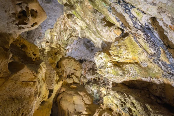 stock image Beautiful flowstone and stalactites in Thien Cung Cave (Heavenly Palace Cave) of Halong Bay, Vietnam. Thien Cung Cave is one of the largest and most beautiful caves in Halong Bay. UNESCO