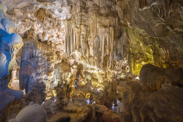 stock image Beautiful flowstone and stalactites in Thien Cung Cave (Heavenly Palace Cave) of Halong Bay, Vietnam. Thien Cung Cave is one of the largest and most beautiful caves in Halong Bay. UNESCO