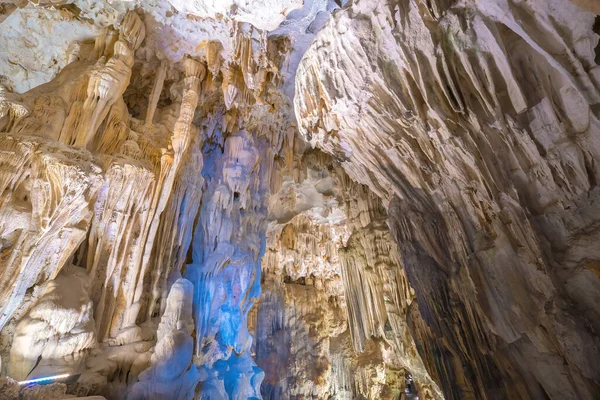 stock image Beautiful flowstone and stalactites in Thien Cung Cave (Heavenly Palace Cave) of Halong Bay, Vietnam. Thien Cung Cave is one of the largest and most beautiful caves in Halong Bay. UNESCO