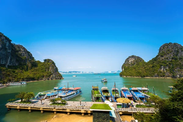 Güneydoğu Asya 'daki Hırsız Mağarası' ndan Halong Körfezi manzaralı güzel bir yer. UNESCO Dünya Mirası Alanı. Vietnam 'ın ünlü mekanı, çok güzel bir doğa harikasıdır.