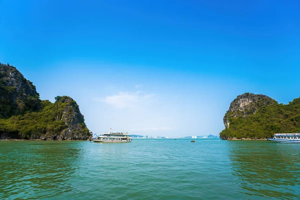 Güneydoğu Asya 'daki Hırsız Mağarası' ndan Halong Körfezi manzaralı güzel bir yer. UNESCO Dünya Mirası Alanı. Vietnam 'ın ünlü mekanı, çok güzel bir doğa harikasıdır.