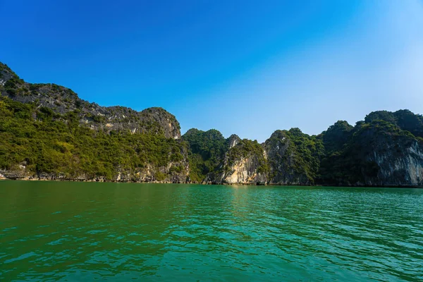 Rock Island Halong Bay, Vietnam, Güneydoğu Asya'da doğal görünümünü. UNESCO dünya mirası. Dağ Adaları'nda Ha uzun Bay. Güzel manzara popüler Asya Simgesel Yapı ünlü hedef Vietnam