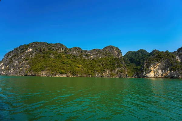 Rock Island Halong Bay, Vietnam, Güneydoğu Asya'da doğal görünümünü. UNESCO dünya mirası. Dağ Adaları'nda Ha uzun Bay. Güzel manzara popüler Asya Simgesel Yapı ünlü hedef Vietnam