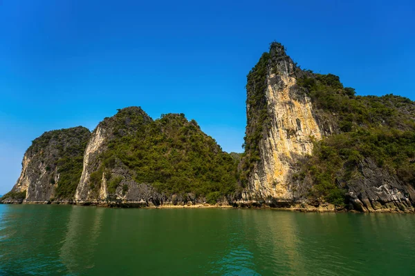 Rock Island Halong Bay, Vietnam, Güneydoğu Asya'da doğal görünümünü. UNESCO dünya mirası. Dağ Adaları'nda Ha uzun Bay. Güzel manzara popüler Asya Simgesel Yapı ünlü hedef Vietnam