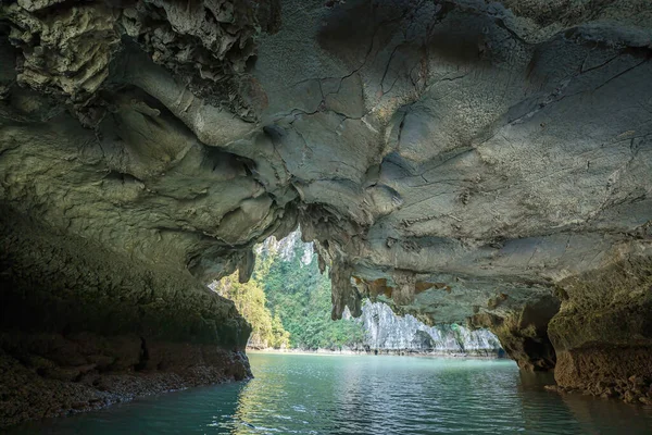 Rock Island Halong Bay, Vietnam, Güneydoğu Asya'da doğal görünümünü. UNESCO dünya mirası. Dağ Adaları'nda Ha uzun Bay. Güzel manzara popüler Asya Simgesel Yapı ünlü hedef Vietnam