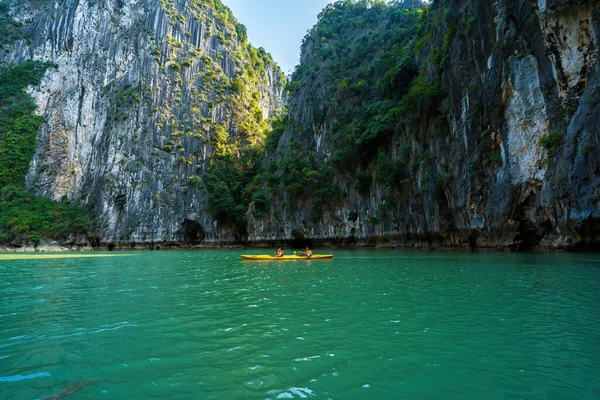 Vista Panorámica Isla Roca Bahía Halong Vietnam Sudeste Asiático Unesco —  Fotos de Stock