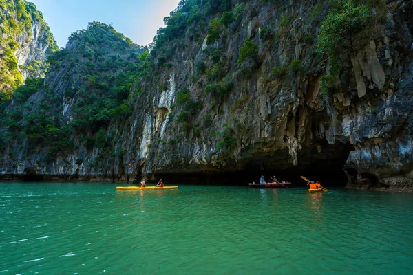 Long Vietnam Mar 2023 Juncos Turísticos Flotando Entre Rocas Calizas —  Fotos de Stock