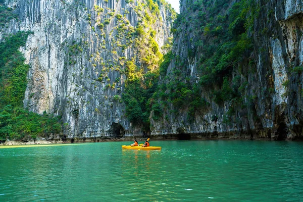 Long Vietnam Mar 2023 Juncos Turísticos Flotando Entre Rocas Calizas —  Fotos de Stock