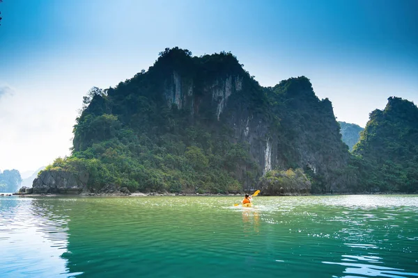 Festői Kilátás Rock Island Halong Bay Vietnam Délkelet Ázsiában Unesco — Stock Fotó