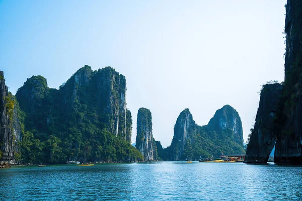 Vista Panorâmica Ilha Rock Halong Bay Vietnã Sudeste Asiático Património — Fotografia de Stock