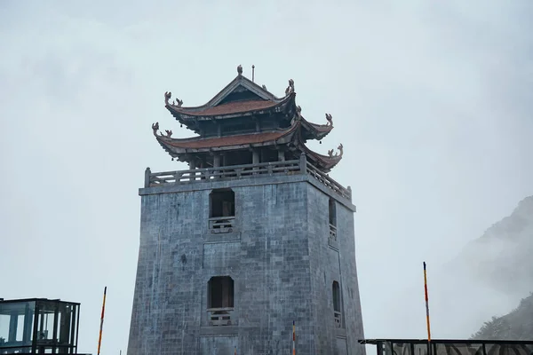 베트남 정상의 파고다 대참배 수도원 감시탑이다 — 스톡 사진