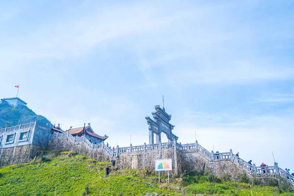 Pagoda, Fanispan Dağı 'nın tepesinde, Sapa bölgesi, Lao Cai, Vietnam. Büyük çan kulesi - Vong Linh Cao Dai Bich Van Zen Manastırı 'nın ana eksenindeki nöbetçi kulesidir..