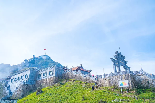 位于越南老柴萨帕地区法尼斯潘山顶的塔 大钟楼 Vong Linh Cao Dai是Bich Van Zen修道院主轴上的守卫塔 — 图库照片
