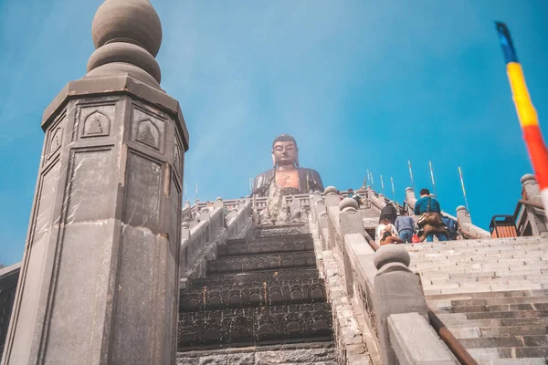 山Fansipan サパ地域 ラオス蔡 ベトナムの上に巨大な仏像と風景 阿弥陀仏像 インドシナの屋根ファンシパンの上 — ストック写真