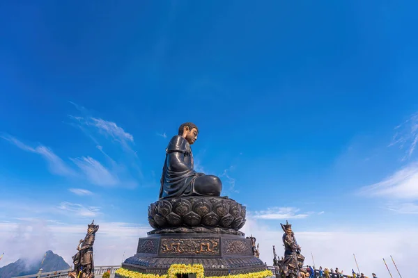 山Fansipan サパ地域 ラオス蔡 ベトナムの上に巨大な仏像と風景 阿弥陀仏像 インドシナの屋根ファンシパンの上 — ストック写真