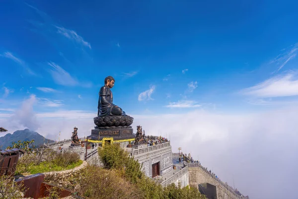 Landschap Met Giant Boeddha Standbeeld Top Van Berg Fansipan Sapa — Stockfoto