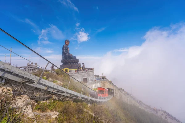 Τοπίο Γιγαντιαίο Άγαλμα Του Βούδα Στην Κορυφή Του Βουνού Fansipan — Φωτογραφία Αρχείου