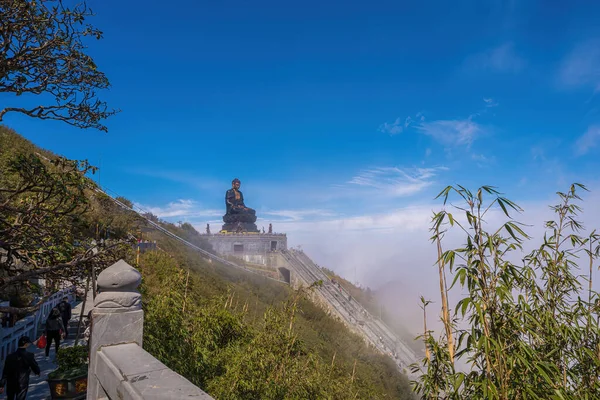 Τοπίο Γιγαντιαίο Άγαλμα Του Βούδα Στην Κορυφή Του Βουνού Fansipan — Φωτογραφία Αρχείου