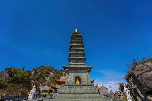 位于越南老柴萨帕地区法尼斯潘山顶的塔 大钟楼 Vong Linh Cao Dai是Bich Van Zen修道院主轴上的守卫塔 — 图库照片