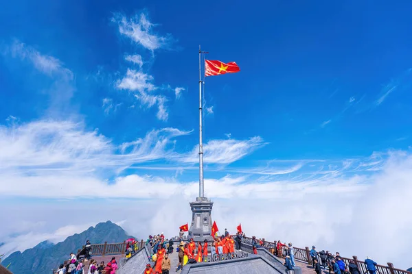 Mar 2023 在越南北部萨帕老柴省的粉锡潘山顶上挂着国旗的人 粉锡潘山顶是印度支那最高峰 — 图库照片