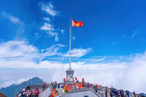 Lao Cai Βιετνάμ Mar 2023 Άνθρωποι Σημαίες Στην Κορυφή Του — Φωτογραφία Αρχείου