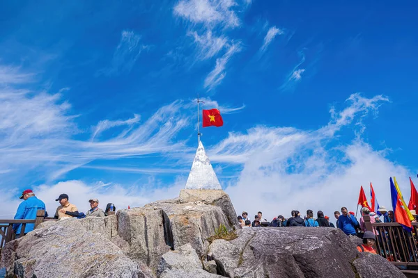 ラオス 2023年3月12日 ファンシパン山の上に旗を掲げる人々 中国のファンシパン山頂最高峰 ベトナム北部のサパ カイ州 — ストック写真