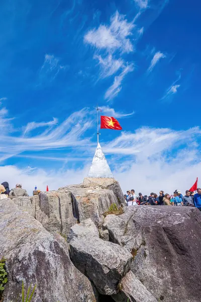 ラオス 2023年3月12日 ファンシパン山の上に旗を掲げる人々 中国のファンシパン山頂最高峰 ベトナム北部のサパ カイ州 — ストック写真