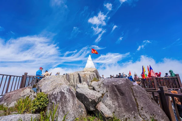 Lao Cai Vietnam Mar 2023 People Flags Top Mount Fansipan — Stock Photo, Image