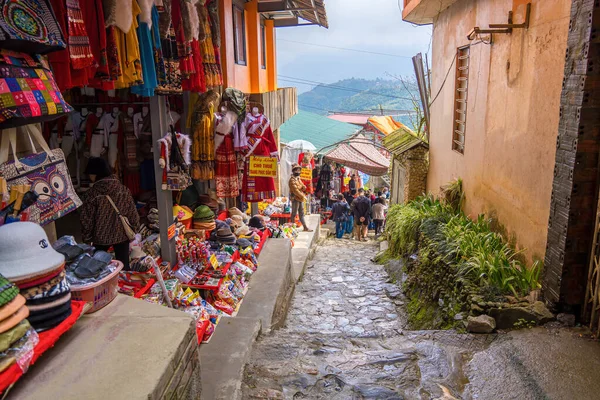 Lao Cai, Vietnam- MAR 12 2023: Sapa 'da bir dağlık kültür köyü olan Kedi Köyü' nün güzel manzarası. Sapa yakınlarındaki Cat Hmong köyünde geleneksel renkli kıyafetlerle dolu bir market.