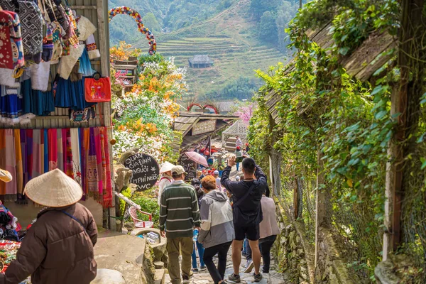 Lao Cai, Vietnam- MAR 12 2023: Sapa 'da bir dağlık kültür köyü olan Kedi Köyü' nün güzel manzarası. Sapa yakınlarındaki Cat Hmong köyünde geleneksel renkli kıyafetlerle dolu bir market.