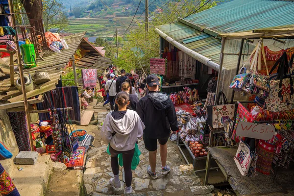 Lao Cai, Vietnam- MAR 12 2023: Sapa 'da bir dağlık kültür köyü olan Kedi Köyü' nün güzel manzarası. Sapa yakınlarındaki Cat Hmong köyünde geleneksel renkli kıyafetlerle dolu bir market.