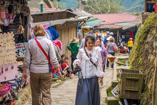 Lao Cai, Vietnam- MAR 12 2023: Sapa 'da bir dağlık kültür köyü olan Kedi Köyü' nün güzel manzarası. Sapa yakınlarındaki Cat Hmong köyünde geleneksel renkli kıyafetlerle dolu bir market.