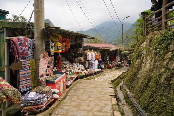 Lao Cai, Vietnam- MAR 12 2023: Sapa 'da bir dağlık kültür köyü olan Kedi Köyü' nün güzel manzarası. Sapa yakınlarındaki Cat Hmong köyünde geleneksel renkli kıyafetlerle dolu bir market.