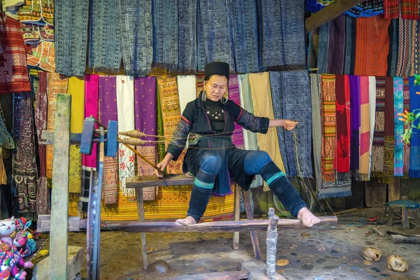 Lao Cai Vietnam Mar 2023 Stará Mongská Žena Vyrábí Tradiční — Stock fotografie
